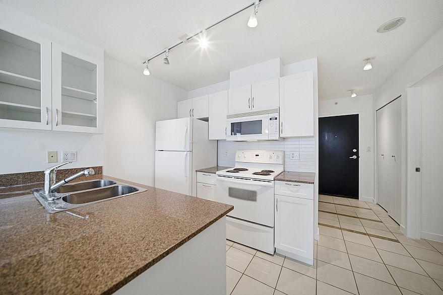 1908 938 Smithe Street