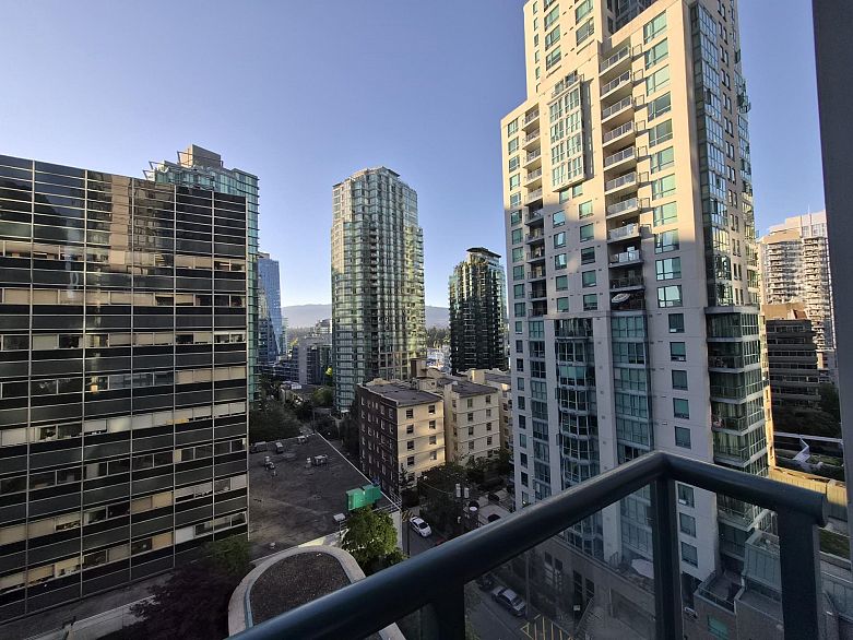 806 1239 W Georgia Street