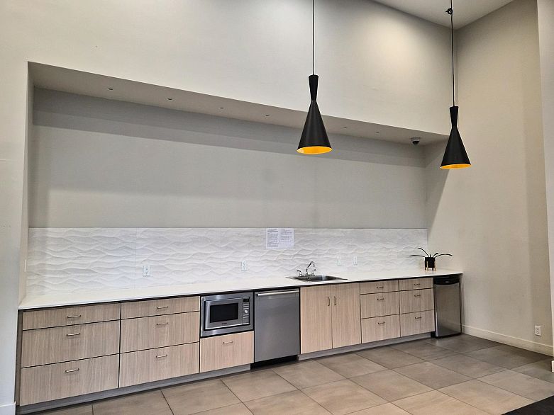 317 2033 W 10th Avenue