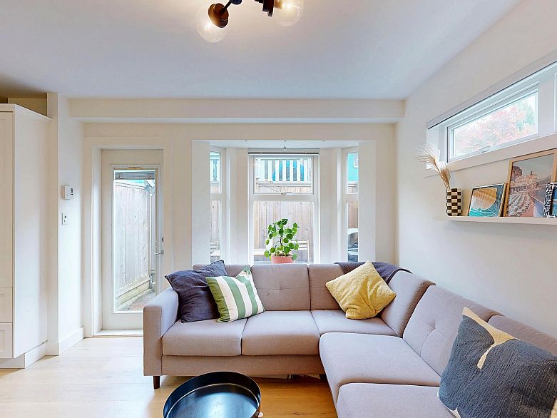 101 1672 E Pender Street