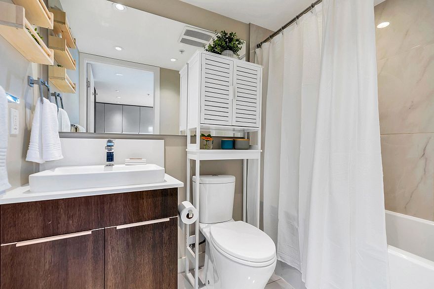 329 1588 E Hastings Street