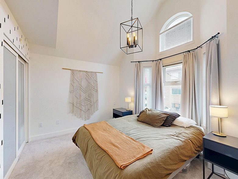 101 1672 E Pender Street