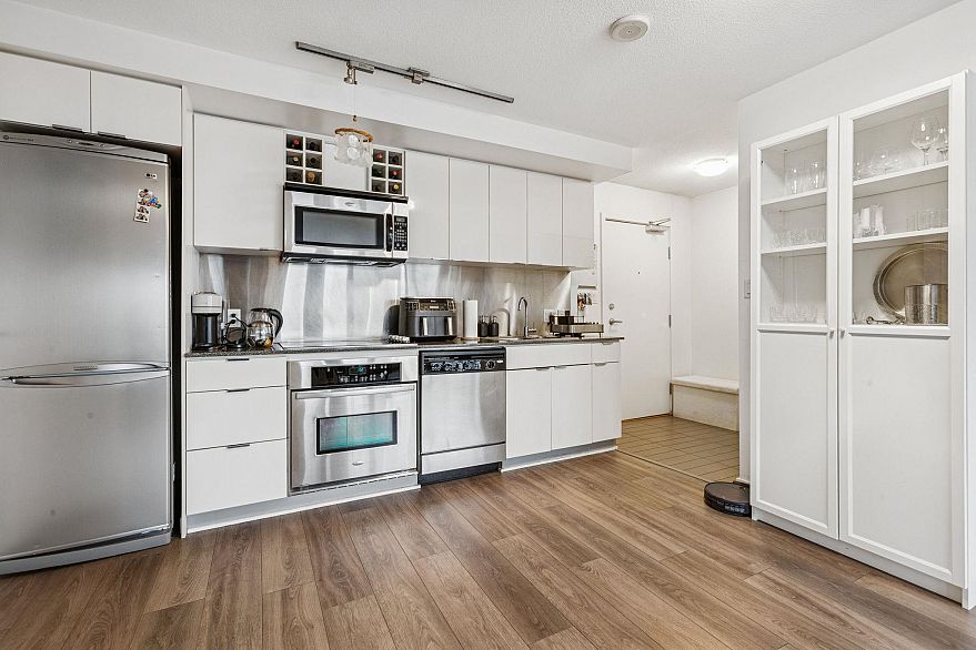 2810 233 Robson Street