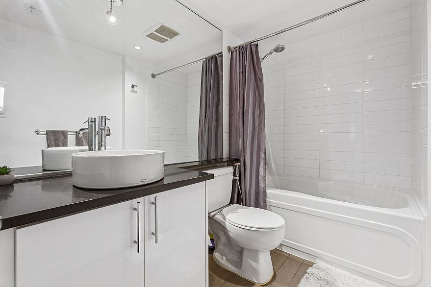 2810 233 Robson Street