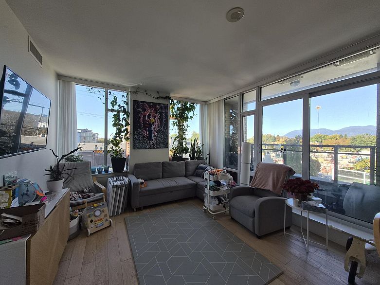 317 2033 W 10th Avenue