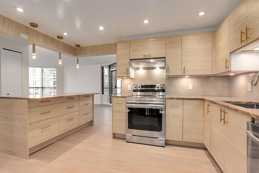 701 738 Broughton Street