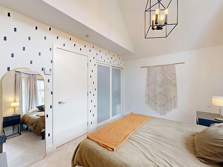 101 1672 E Pender Street