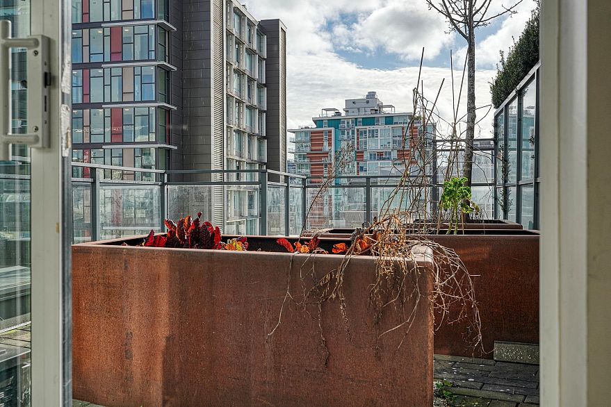 803 161 E 1st Avenue