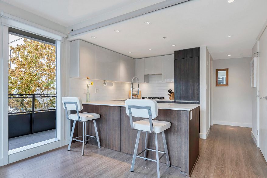 329 1588 E Hastings Street