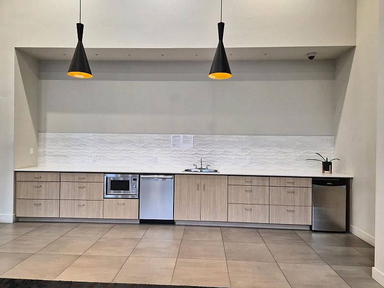 317 2033 W 10th Avenue