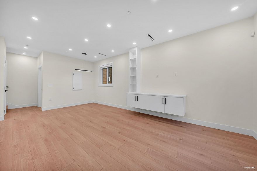 3-3090 Vanness Avenue