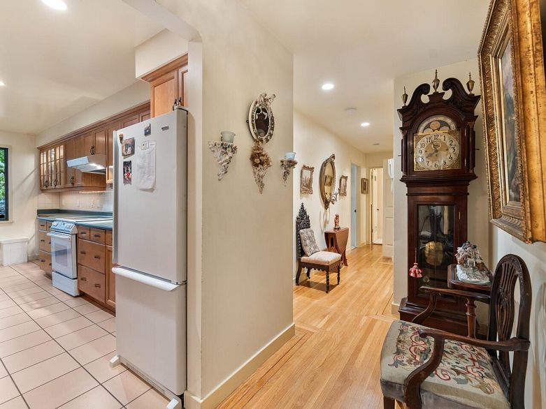 201 1695 W 10th Avenue