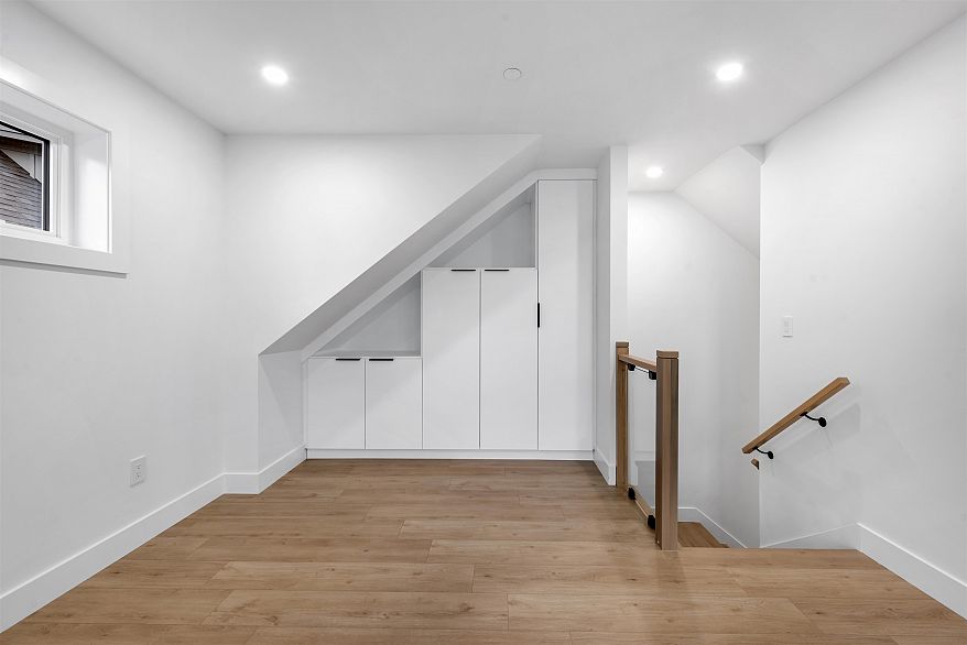 2 1160 Rossland Street