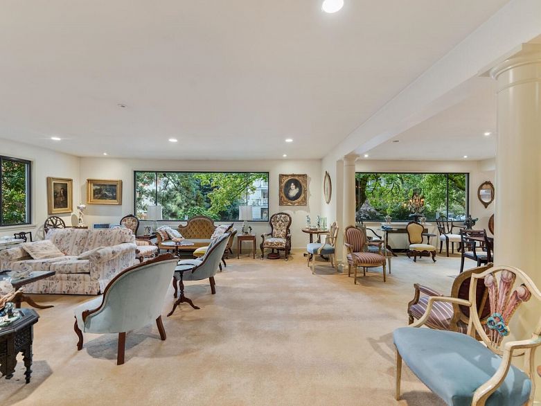 201 1695 W 10th Avenue