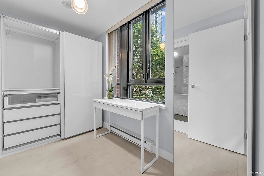 410 909 Mainland Street