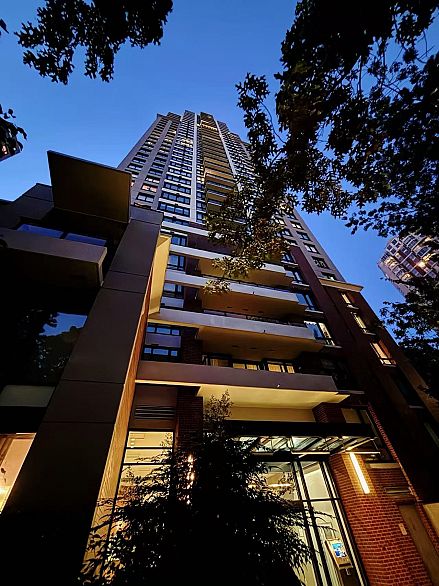 410 909 Mainland Street