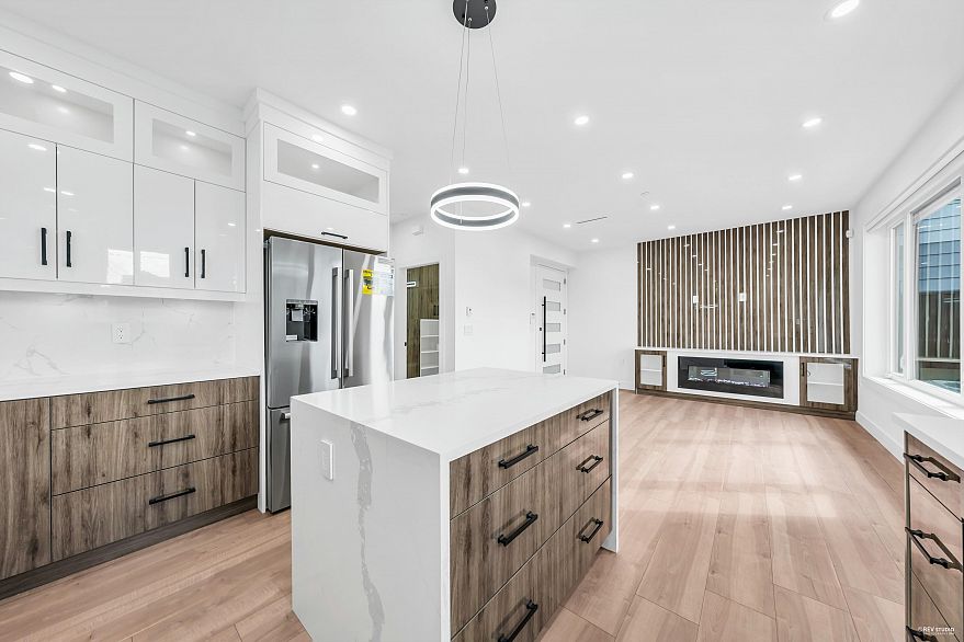 2 3344 Adanac Street