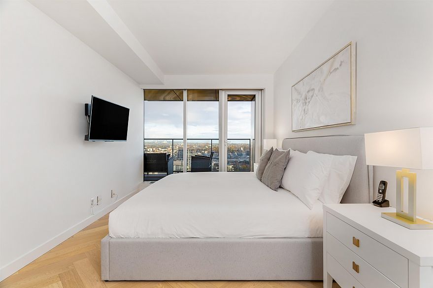 4906 1480 Howe Street