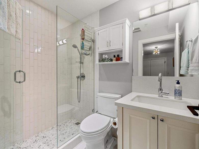 100 656 W 13th Avenue