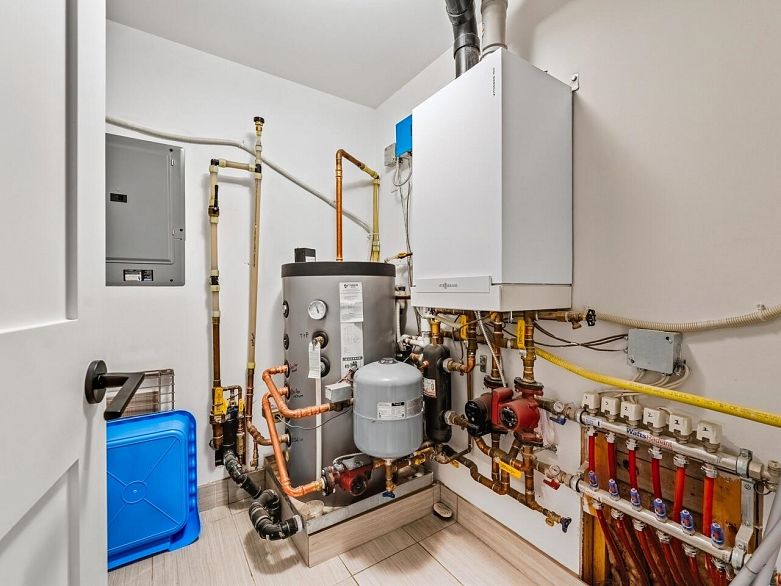 100 656 W 13th Avenue