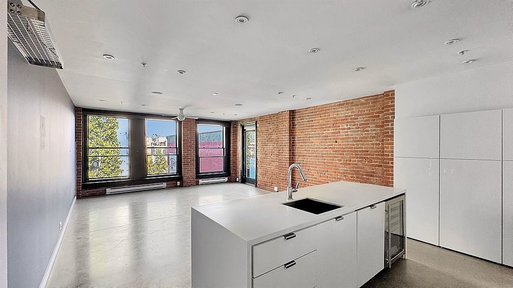 605 53 W Hastings Street