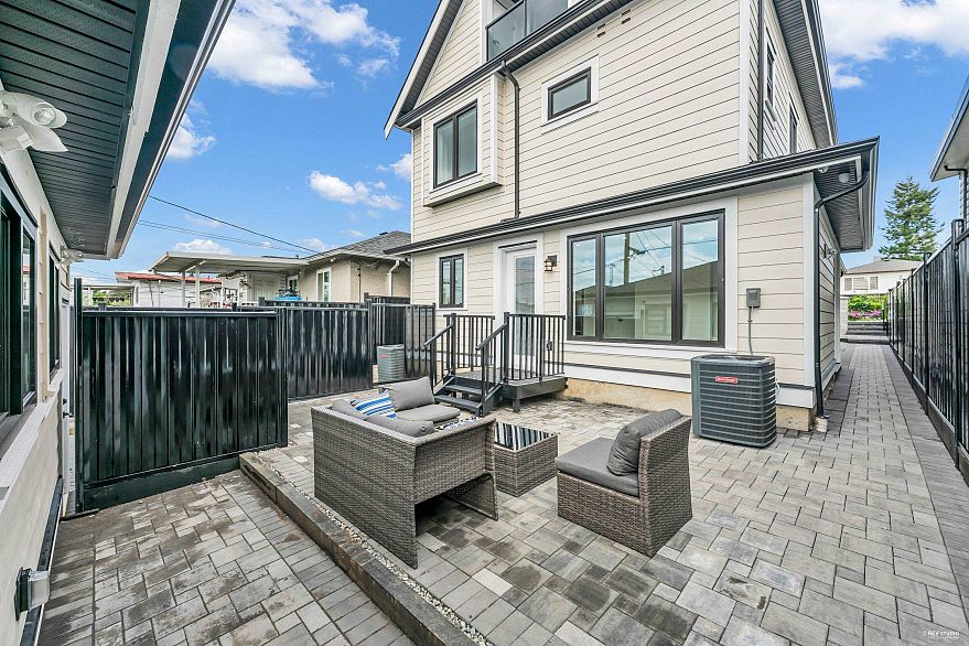 2 3344 Adanac Street