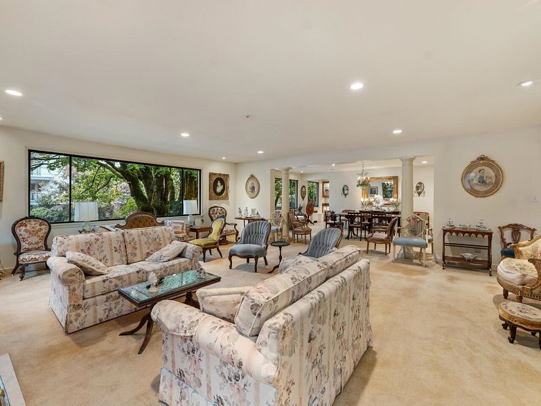 201 1695 W 10th Avenue