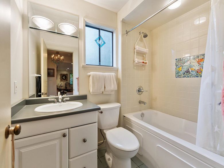 201 1695 W 10th Avenue