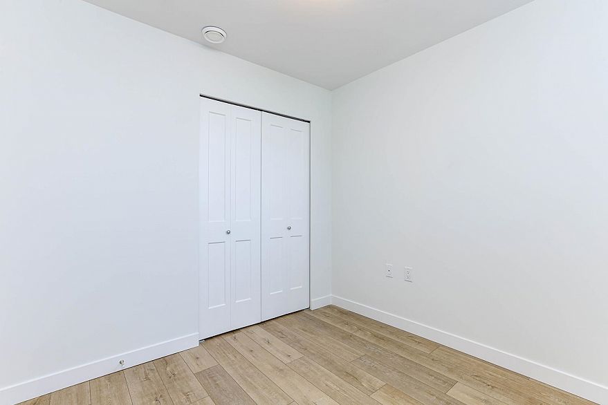 411 4933 Clarendon Street