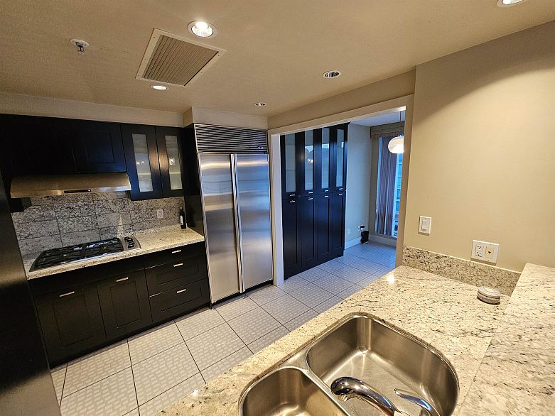 1701 499 Broughton Street