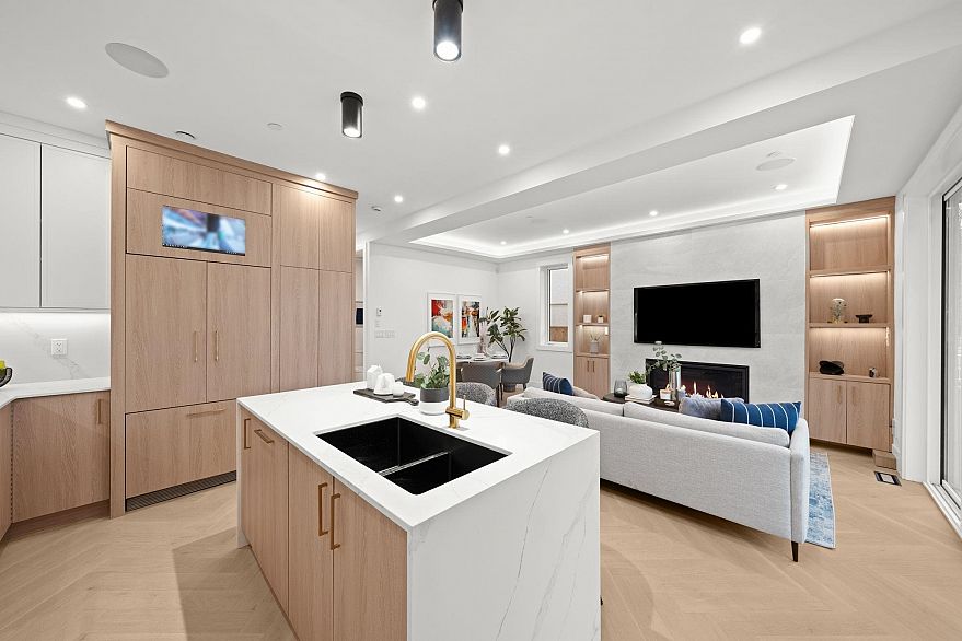 1 1967 E 13th Avenue