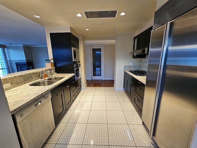 1701 499 Broughton Street