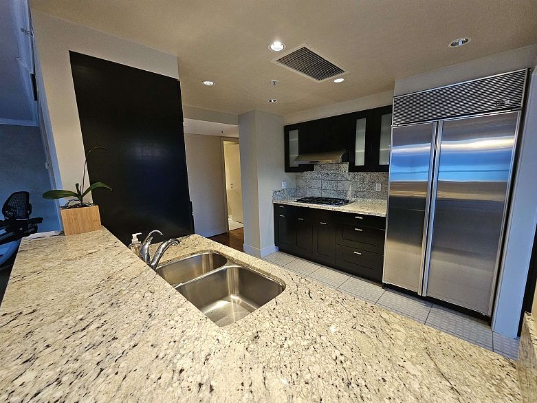 1701 499 Broughton Street