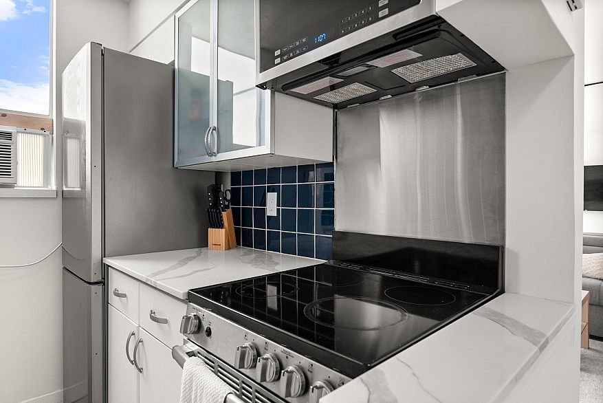 806 1250 Burnaby Street