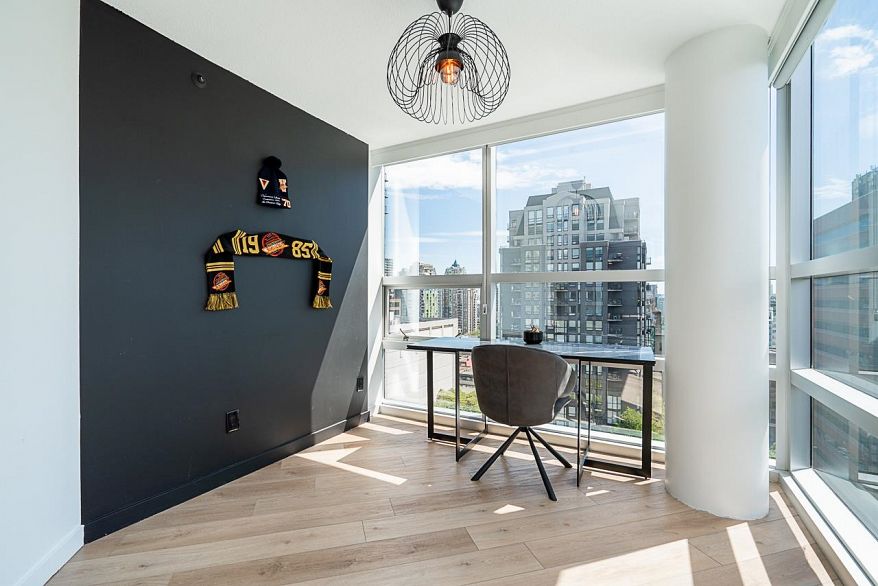 1201 1050 Burrard Street