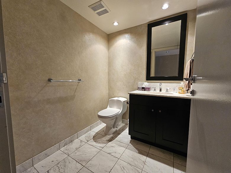 1701 499 Broughton Street