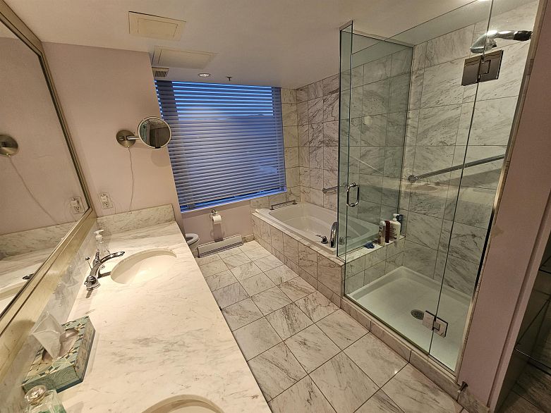 1701 499 Broughton Street