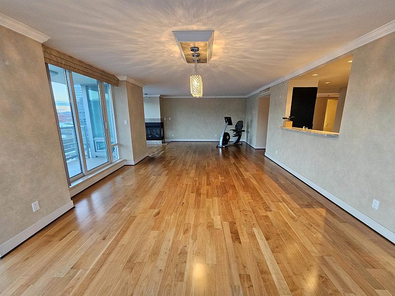 1701 499 Broughton Street