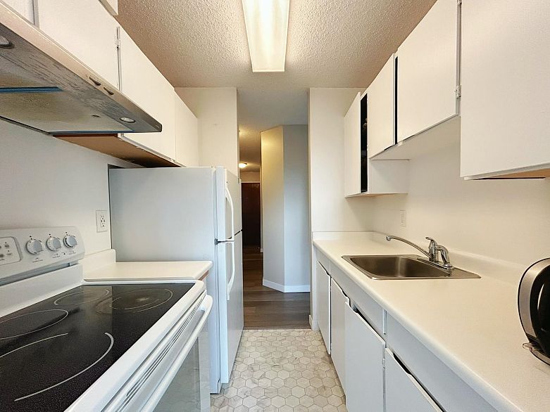 606 1740 Comox Street