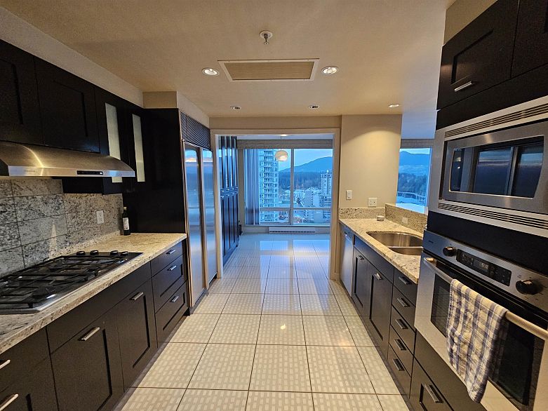 1701 499 Broughton Street