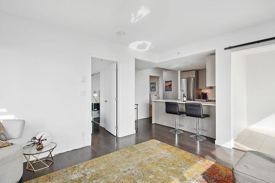 808 933 E Hastings Street