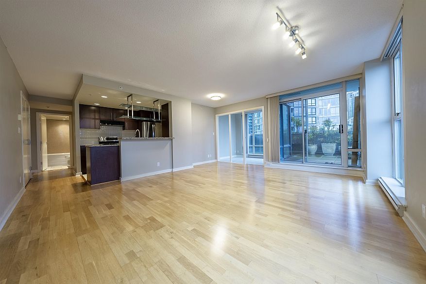 506 583 Beach Crescent