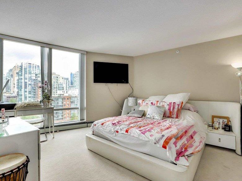 1601 1383 Marinaside Crescent