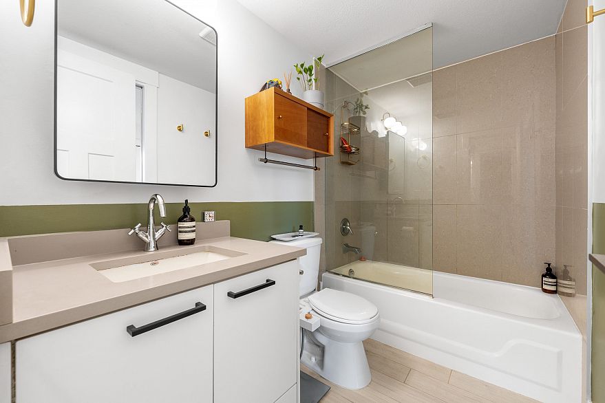 105 2133 Dundas Street