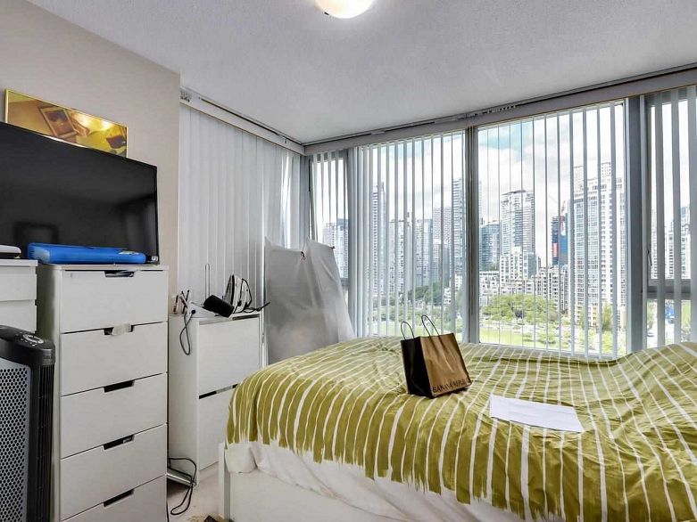 1601 1383 Marinaside Crescent