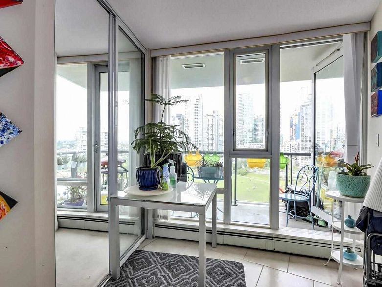 1601 1383 Marinaside Crescent