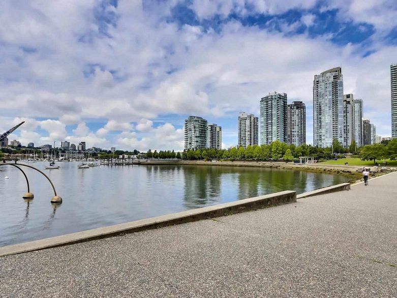 1601 1383 Marinaside Crescent