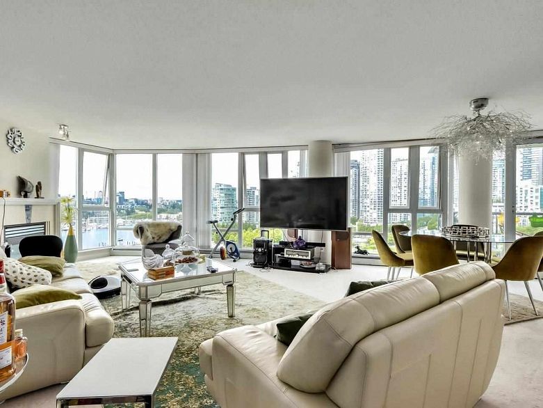 1601 1383 Marinaside Crescent