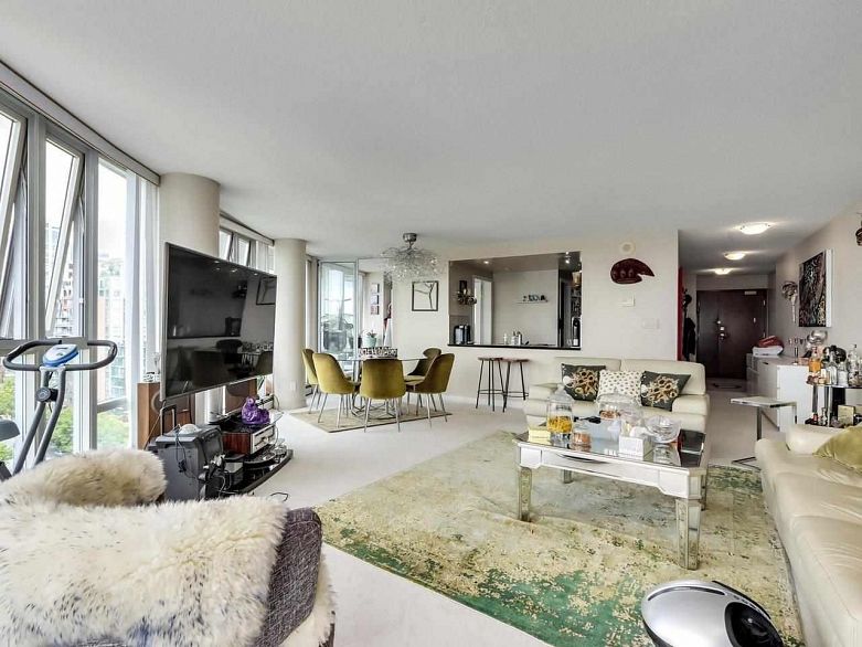 1601 1383 Marinaside Crescent