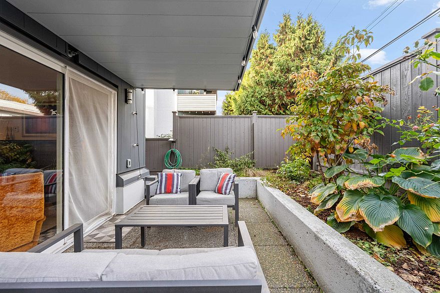 105 2133 Dundas Street